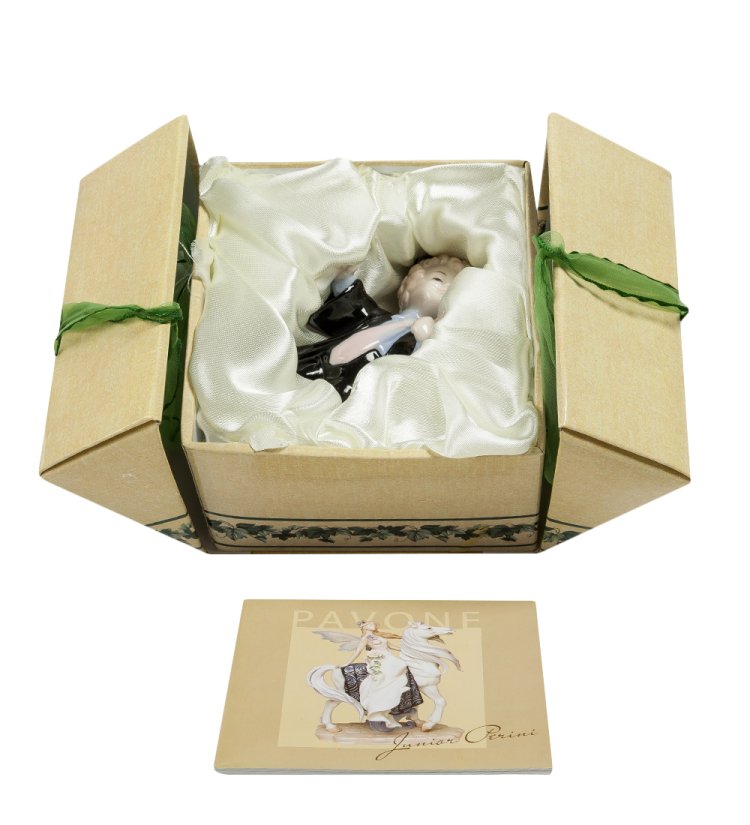 Фигурка из фарфора Юный Выпускник Pavone JP-53/ 1, фотография в упаковке