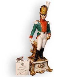 Статуэтка из фарфора Драгун