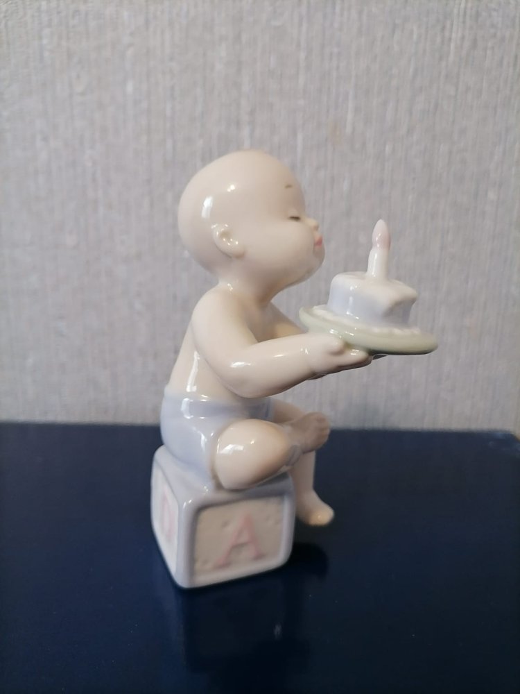 Статуэтка из фарфора Мальчик с тортом Именинник
