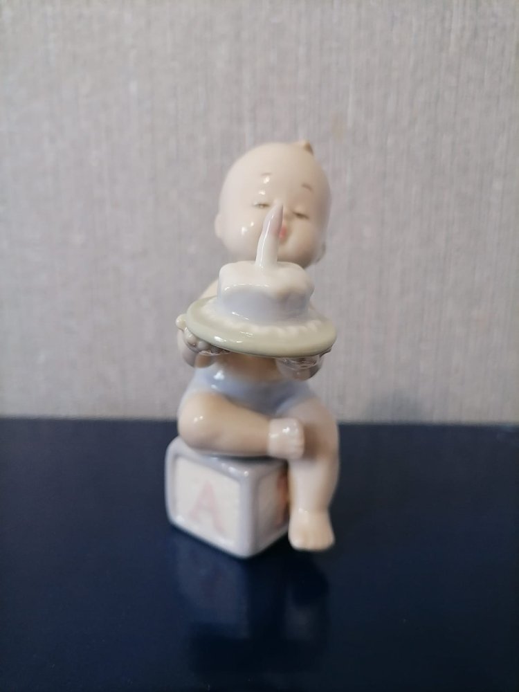 Статуэтка из фарфора Мальчик с тортом Именинник