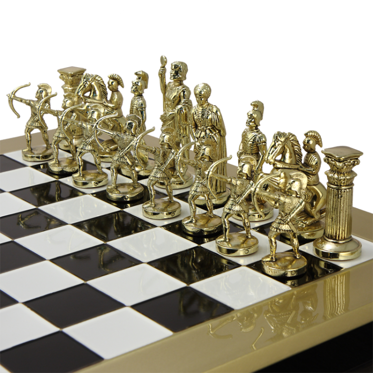 Шахматы Античные войны, Черно-белая доска, большие Manopoulos MP-S-10-44-BLA, фотография золотых фигур на доске