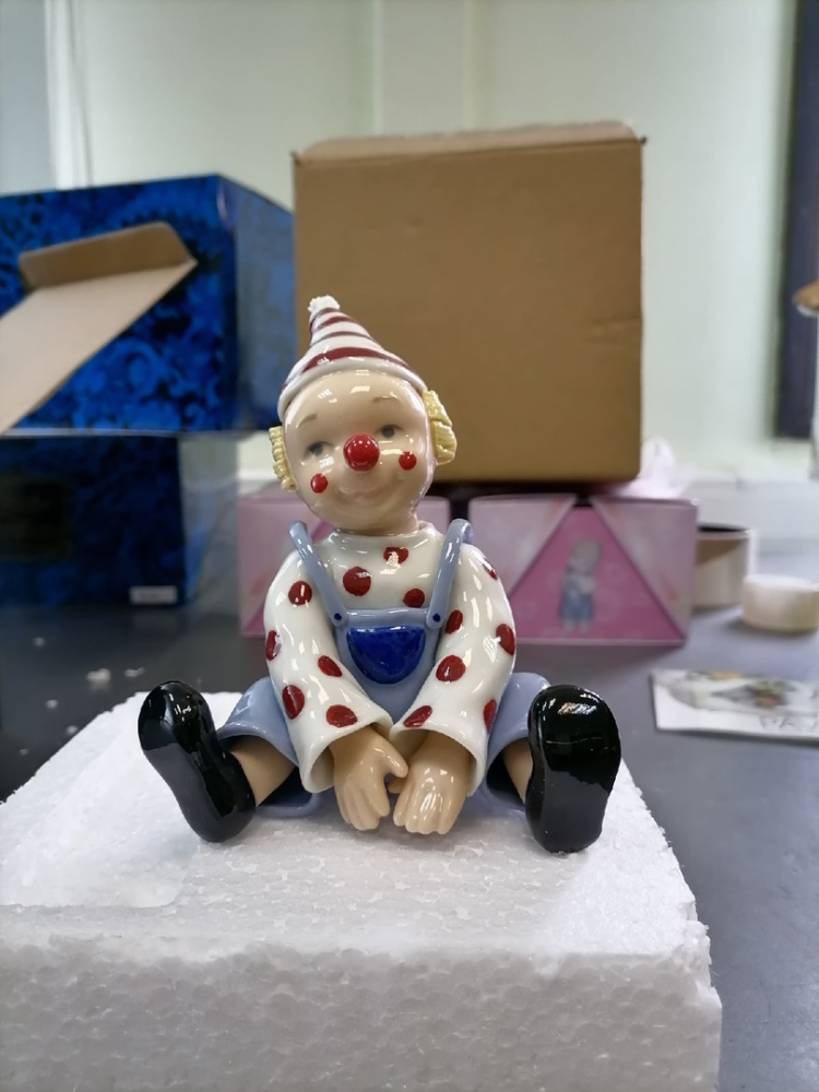 Статуэтка из фарфора Клоун в полосатом колпаке Pavone CMS-23/20, фото со склада портретный вид