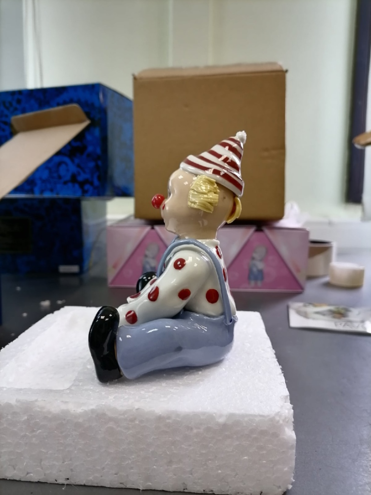 Статуэтка из фарфора Клоун в полосатом колпаке Pavone CMS-23/20, фото со склада вид профиль