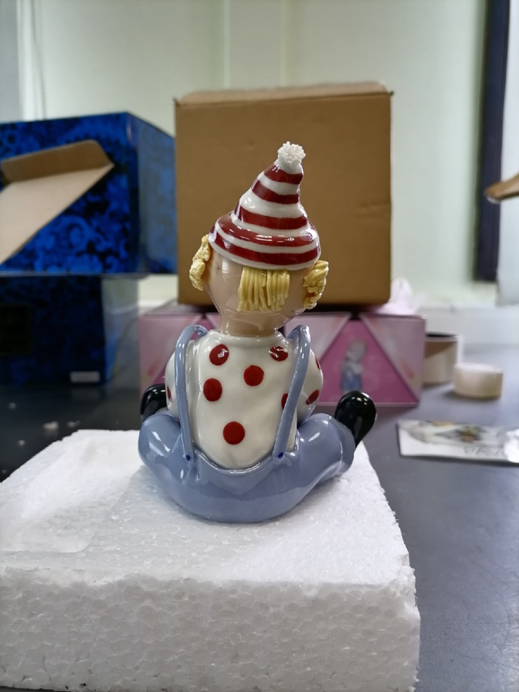 Статуэтка из фарфора Клоун в полосатом колпаке Pavone CMS-23/20, фото со склада оборотная сторона