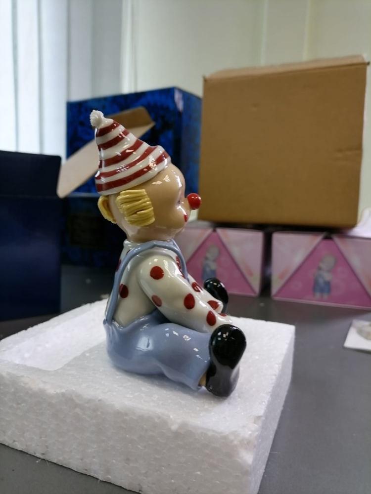 Статуэтка из фарфора Клоун в полосатом колпаке Pavone CMS-23/20, фото со склада профиль