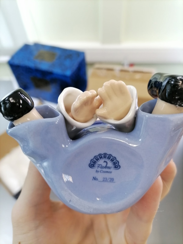 Статуэтка из фарфора Клоун в полосатом колпаке Pavone CMS-23/20, фото со склада вид снизу