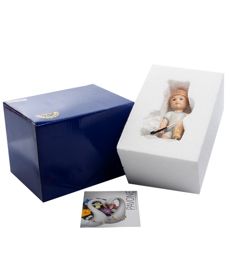 Статуэтка из фарфора Мальчик Игра в хоккей Pavone CMS-12/33, фотография в упаковке