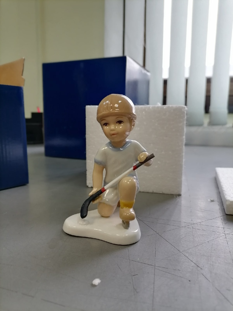 Статуэтка из фарфора Мальчик Игра в хоккей Pavone CMS-12/33, фото со склада