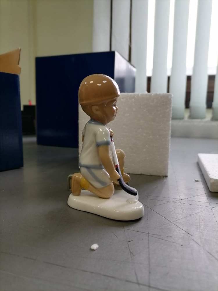 Статуэтка из фарфора Мальчик Игра в хоккей Pavone CMS-12/33, фото со склада вид профиль