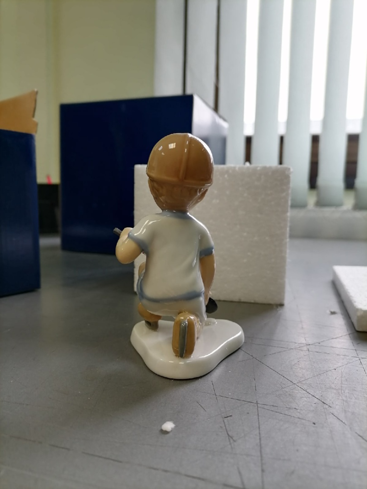 Статуэтка из фарфора Мальчик Игра в хоккей Pavone CMS-12/33, фото со склада оборотная сторона