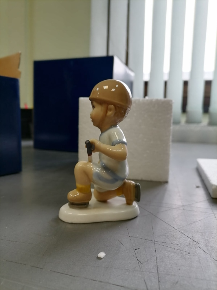 Статуэтка из фарфора Мальчик Игра в хоккей Pavone CMS-12/33, фото со склада вид с другой стороны