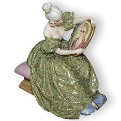 Статуэтка из фарфора Дама с портретом