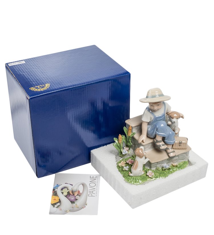 Статуэтка из фарфора Мальчик со щенками Pavone CMS-12/24, фотография в упаковке