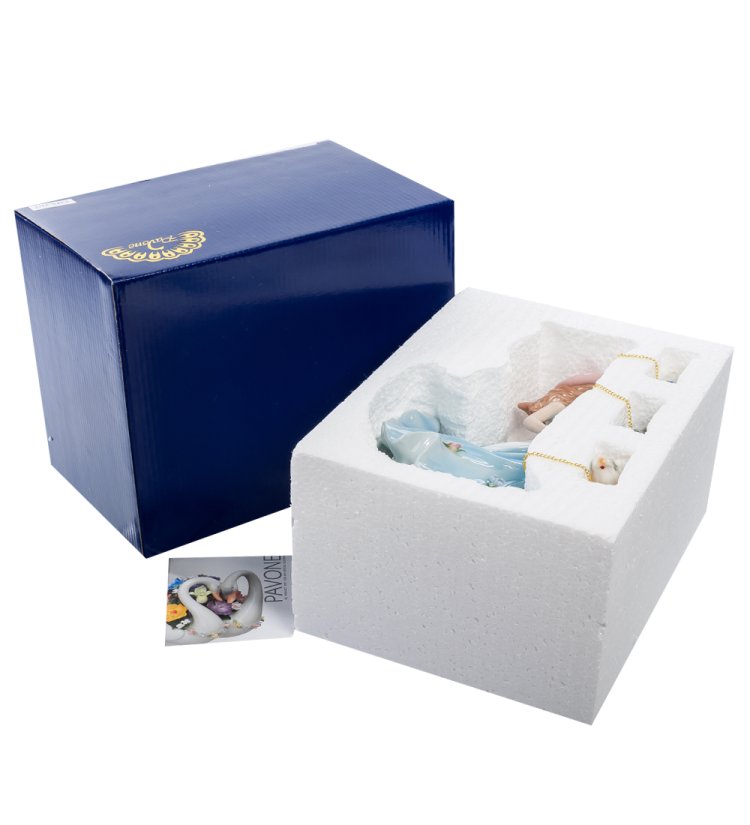 Статуэтка из керамики Дама в голубом платье с тремя собачками Pavone CMS-32/ 7, фотография в упаковке