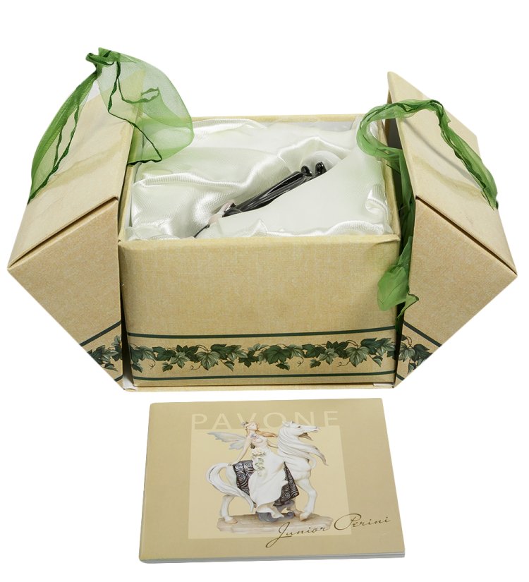 Статуэтка из фарфора Выпускник Pavone JP-53/ 3, фотография в упаковке