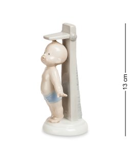 Статуэтка из фарфора Мальчик измеряет рост