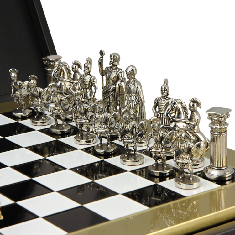 Шахматы Греко-Римский период, Черно-белая доска, большие Manopoulos MP-S-11-44-BLA, фотография серебряных фигур на доске