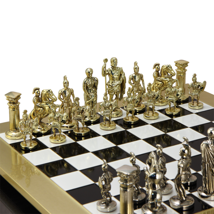 Шахматы Греко-Римский период, Черно-белая доска, большие Manopoulos MP-S-11-44-BLA, фотография золотых фигур на доске