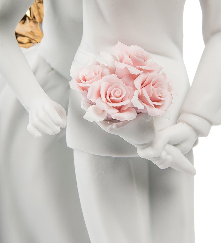 Статуэтка из бисквитного фарфора Молодожены Первый поцелуй Pavone JP-48/20, фотография букета цветов