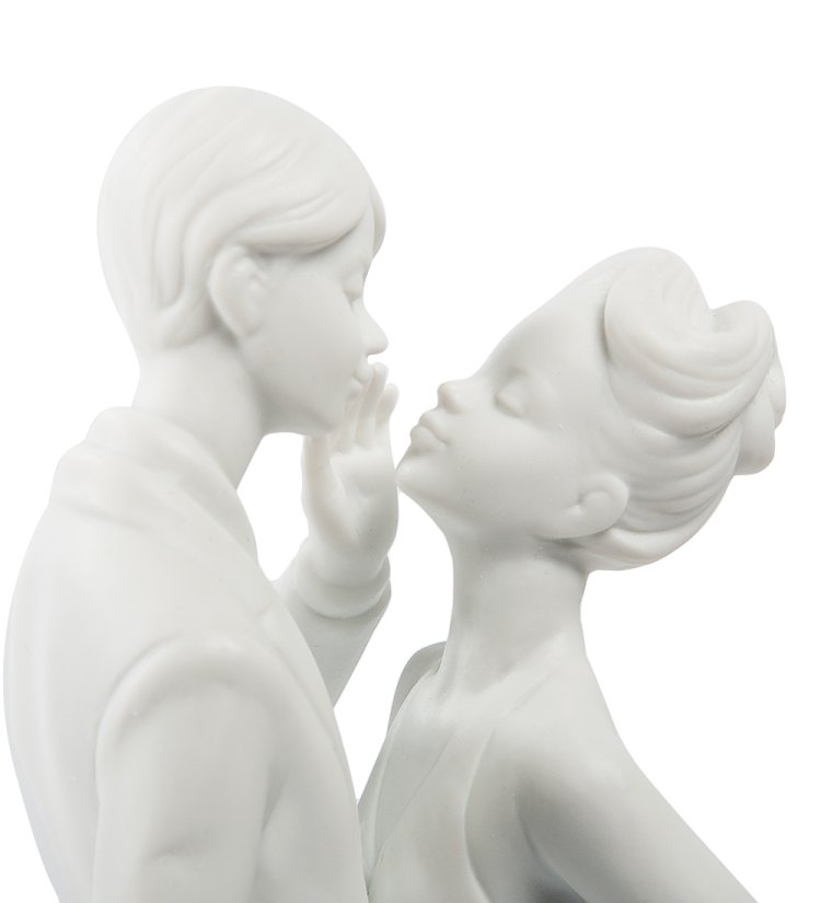 Статуэтка из бисквитного фарфора Молодожены Первый поцелуй Pavone JP-48/20, фотография крупным планом
