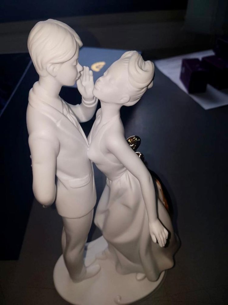 Статуэтка из бисквитного фарфора Молодожены Первый поцелуй Pavone JP-48/20, фото со склада