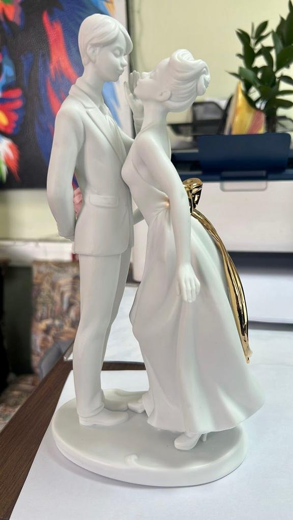 Статуэтка из бисквитного фарфора Молодожены Первый поцелуй Pavone JP-48/20, фото со склада, вид профиль