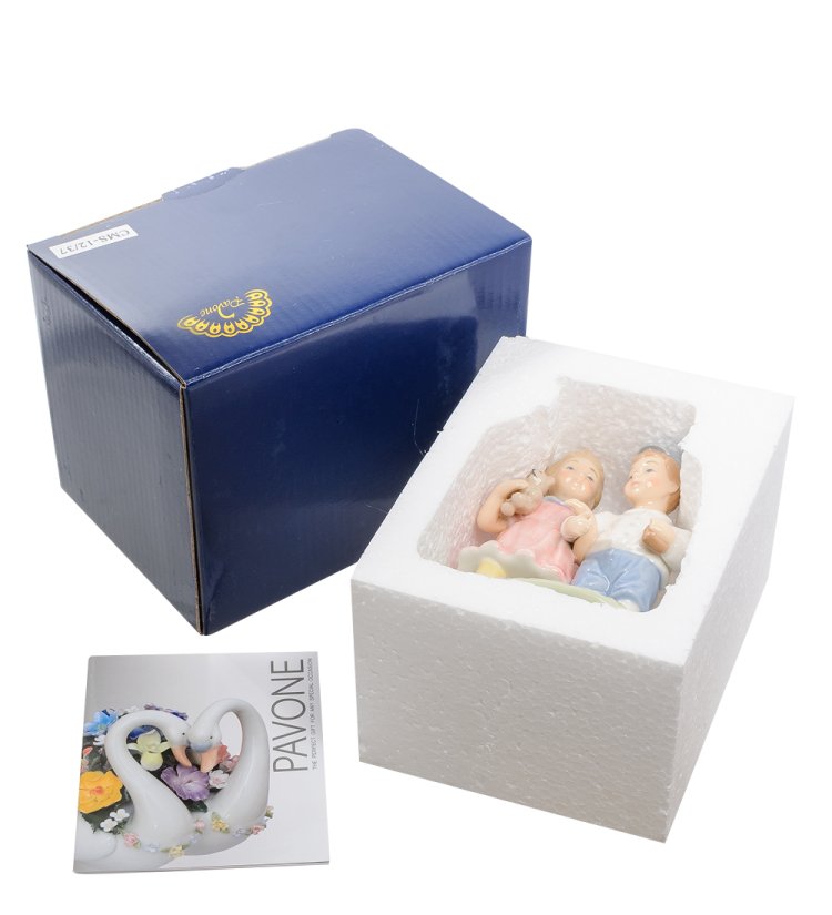 Статуэтка из керамики Мальчик и девочка Первое Свидание Pavone CMS-12/37, фотография в упаковке