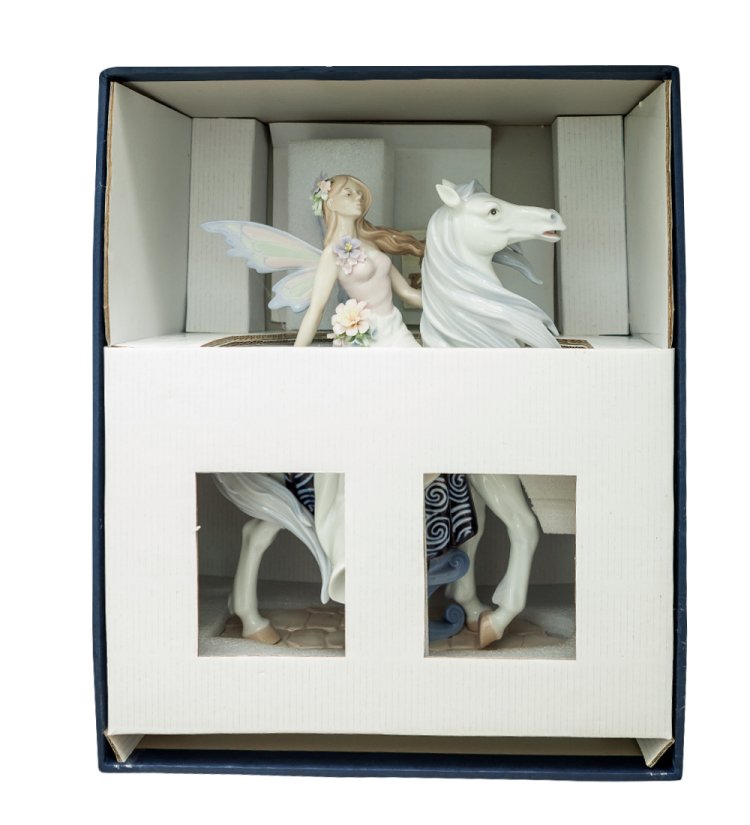 Статуэтка из фарфора Девушка Ангел на лошади Pavone JP-22/10, фотография в упаковке