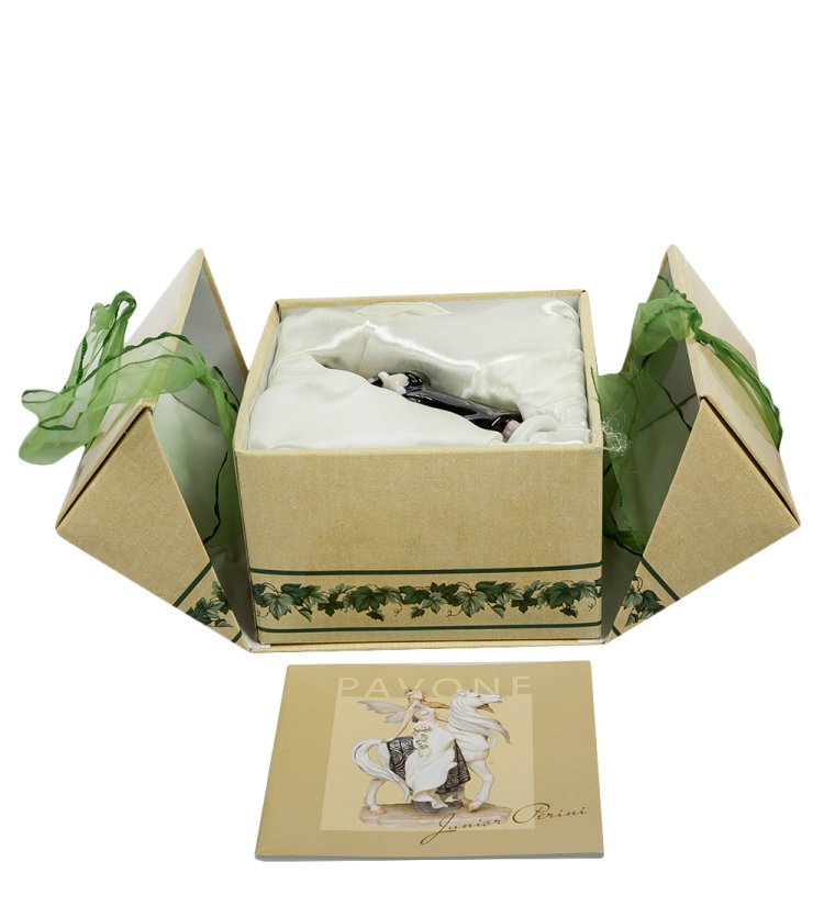 Статуэтка из фарфора Выпускница в мантии Pavone JP-53/ 4, фотография в упаковке