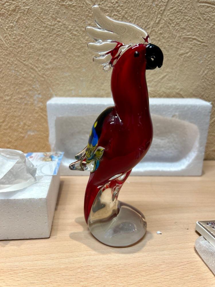 Статуэтка из Муранского стекла Красный Попугай, фото со склада вид профиль