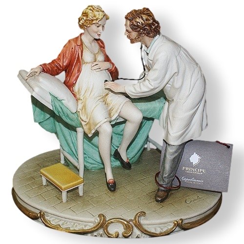 Статуэтка из фарфора Акушер