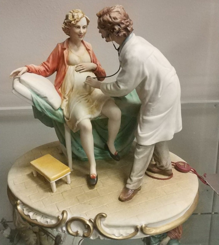 Статуэтка из фарфора Акушер, фото со склада