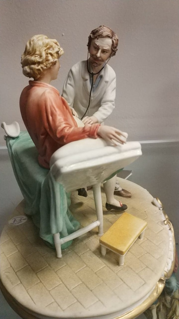 Статуэтка из фарфора Акушер, фото со склада профиль