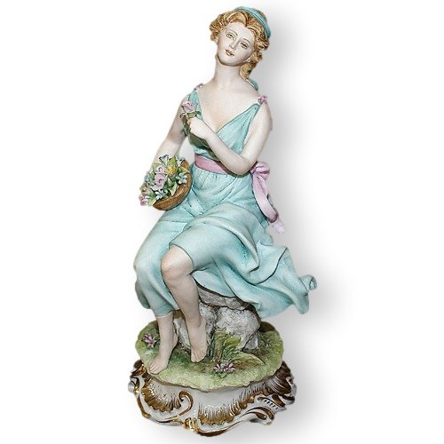 Статуэтка из фарфора Деревенская девушка