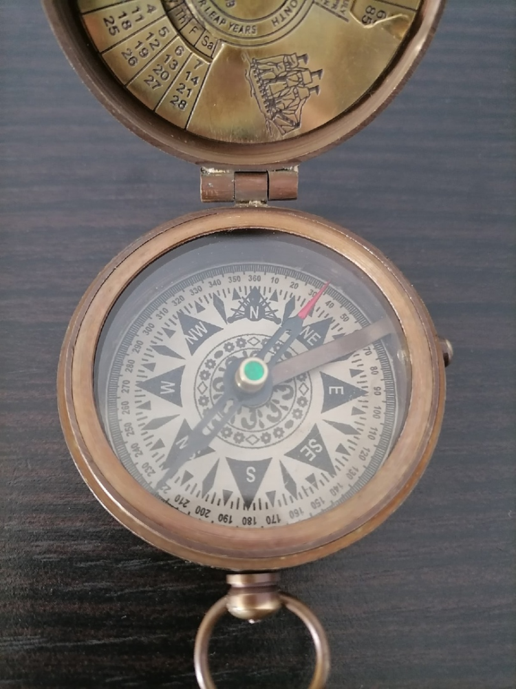 Магнитный компас Royal Navy в деревянном футляре