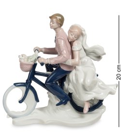 Статуэтка из фарфора Молодожены на велосипеде