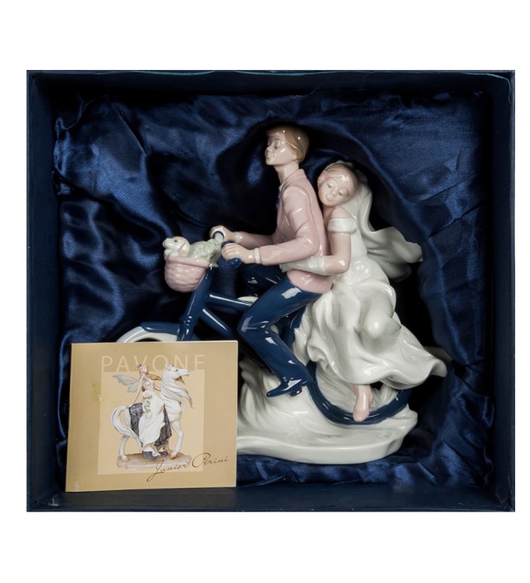 Статуэтка из фарфора Молодожены на велосипеде Pavone JP-15/31, фотография в упаковке