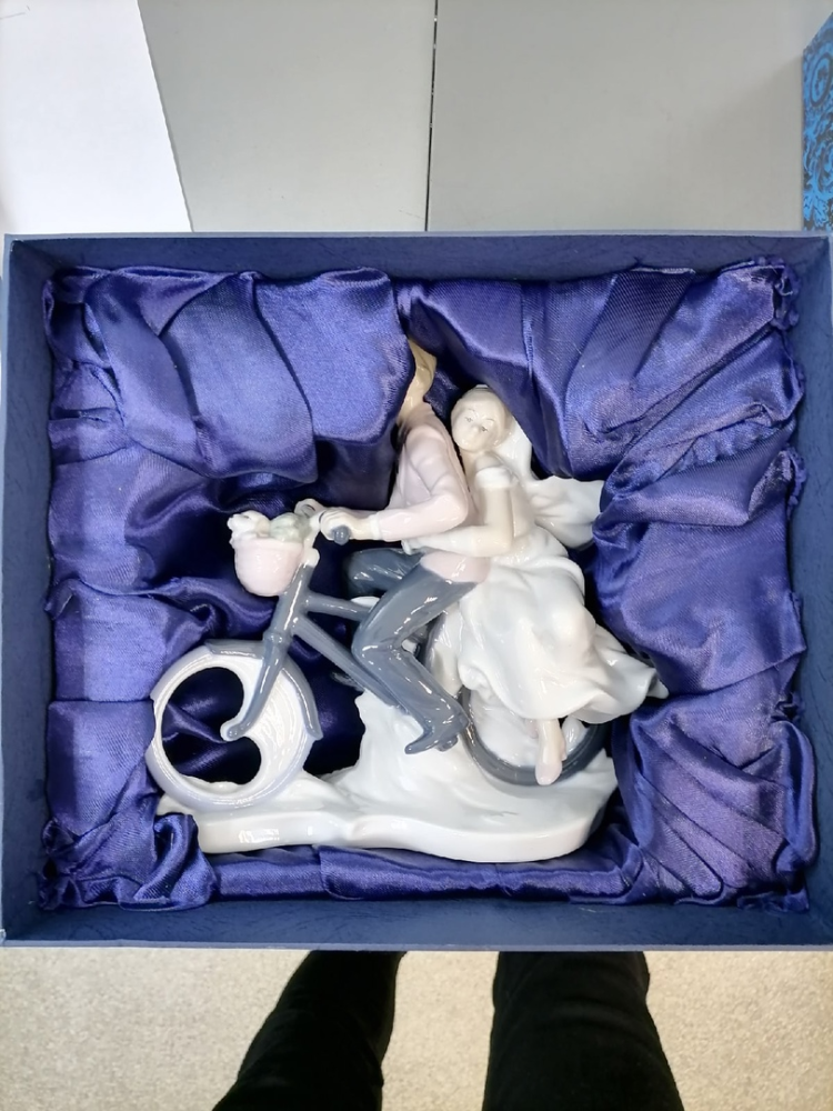 Статуэтка из фарфора Молодожены на велосипеде Pavone JP-15/31, фото со склада вид в упаковке