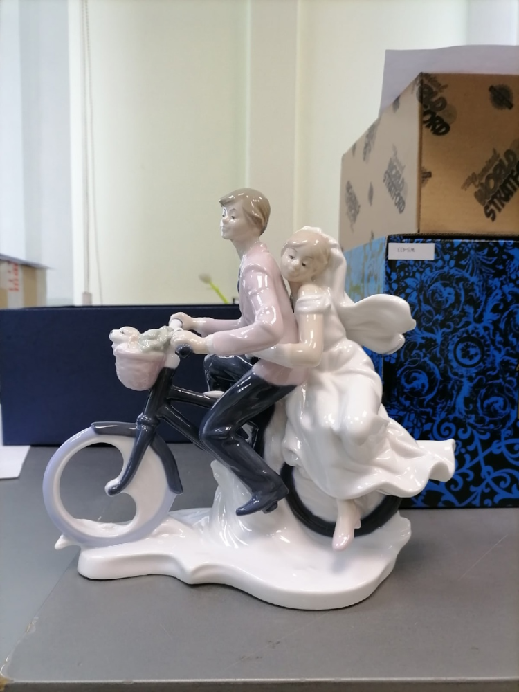 Статуэтка из фарфора Молодожены на велосипеде Pavone JP-15/31, фото  со склада портретный вид
