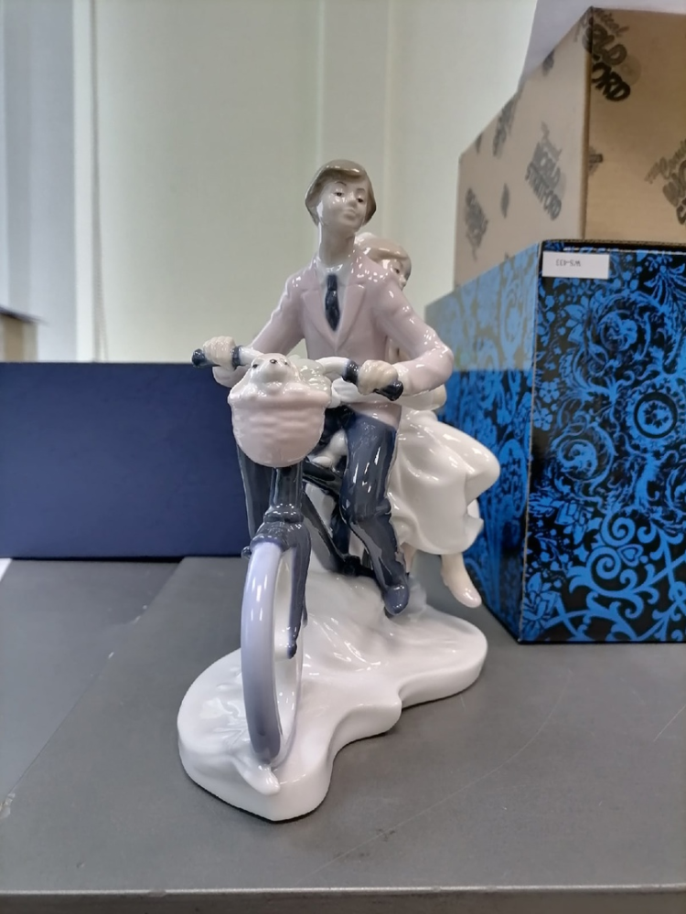 Статуэтка из фарфора Молодожены на велосипеде Pavone JP-15/31, фото со склада вид профиль