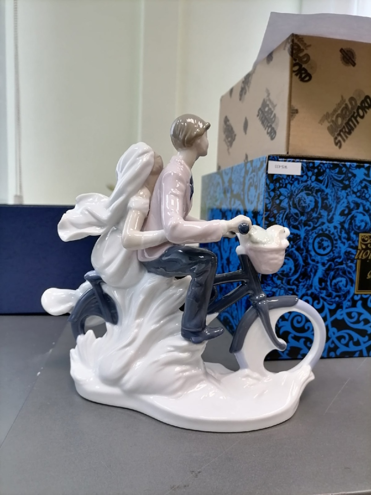 Статуэтка из фарфора Молодожены на велосипеде Pavone JP-15/31, фото со склада оборотная сторона