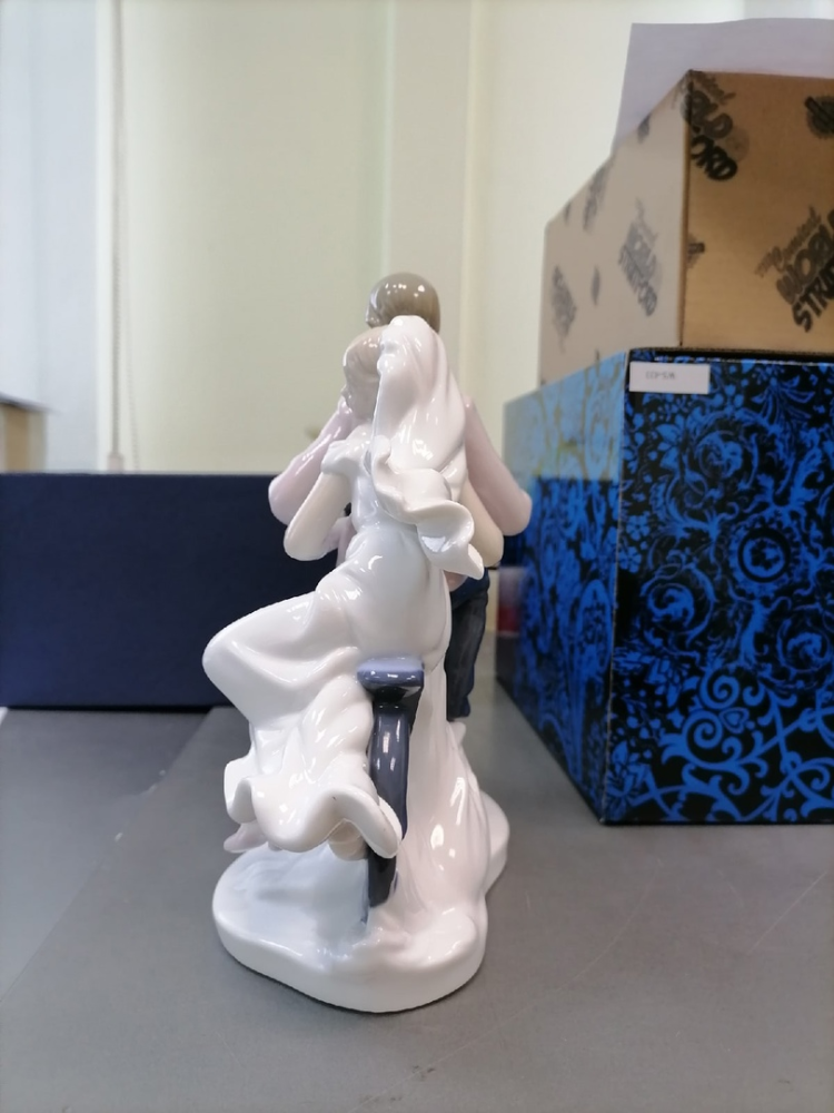 Статуэтка из фарфора Молодожены на велосипеде Pavone JP-15/31, фото со склада вид со стороны