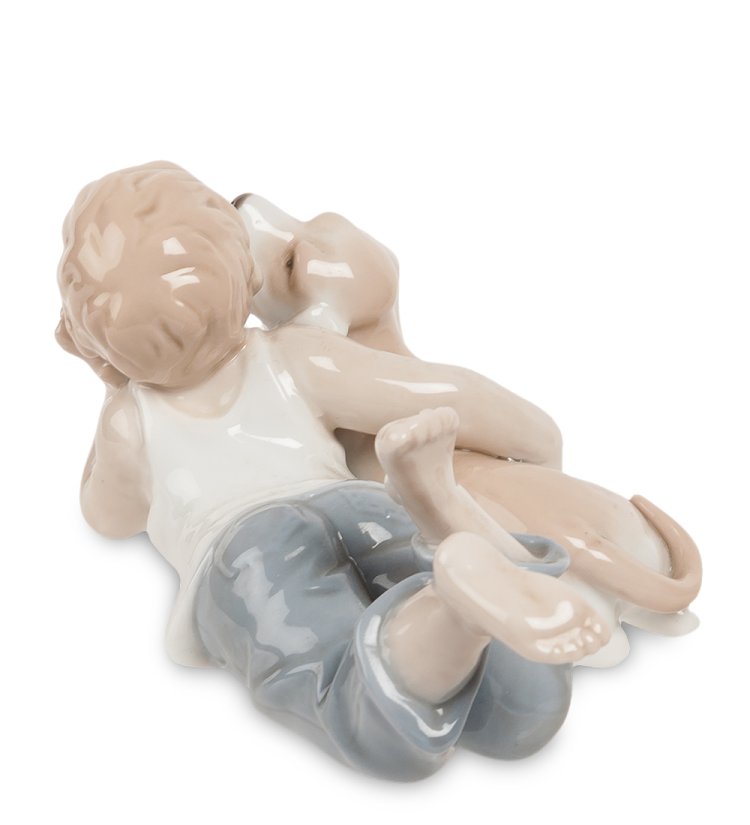 Статуэтка из фарфора Мальчик лежит с собачкой Pavone JP-29/56, фотография со спины