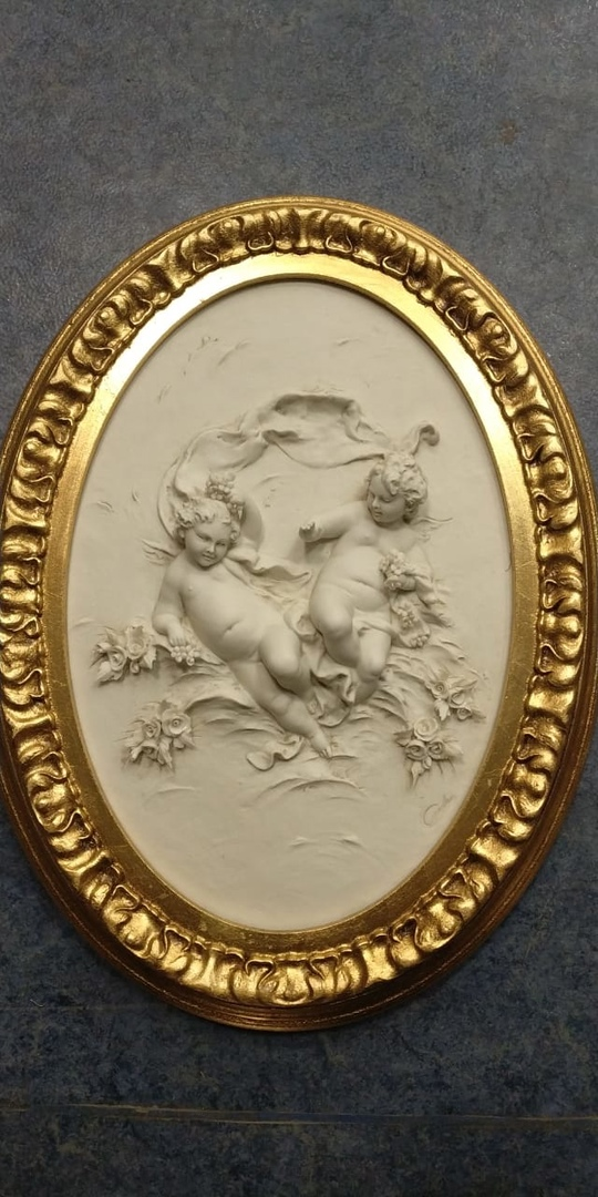 Барельеф из фарфора Ангелочки с розами (без росписи), фото со склада на свету