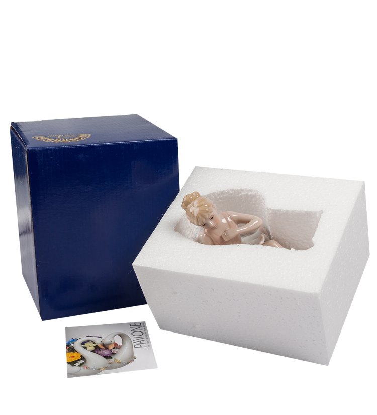 Статуэтка из керамики Балерина с цветами сидит Pavone CMS-19/ 1, фотография в упаковке