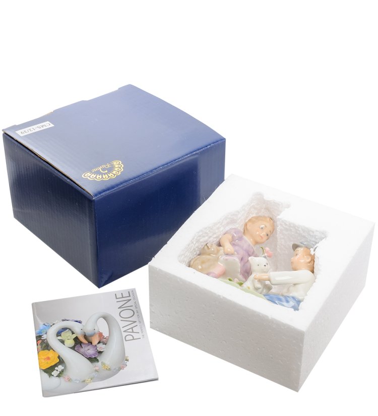 Статуэтка из керамики Мальчик и девочка Дружба Pavone CMS-12/39, фотография в упаковке