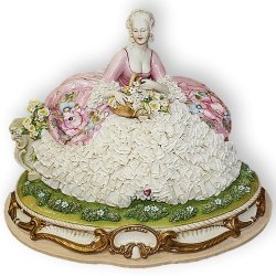 Фарфоровая статуэтка Дама с корзиной цветов