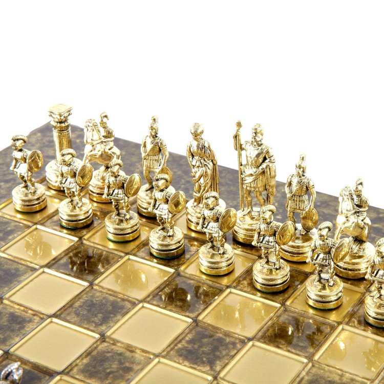 Шахматы Исторические Греко-Римский период, коричневая доска Manopoulos MP-S-3-C-28-BRO, фотография золотых фигур на доске