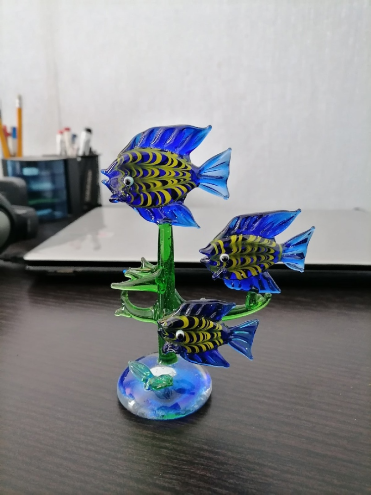 Статуэтка из Муранского стекла Трио Рыбок, цвет Бюрюзовый, фото со склада портретный вид