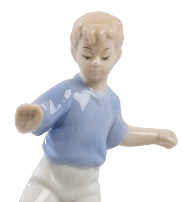 Статуэтка из фарфора Мальчик Юный футболист Pavone JP-50/ 3, портретный вид